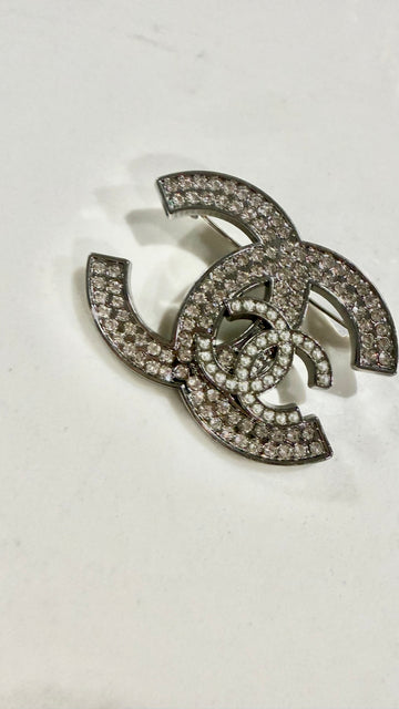 Elegant Pearl Glam Brooch