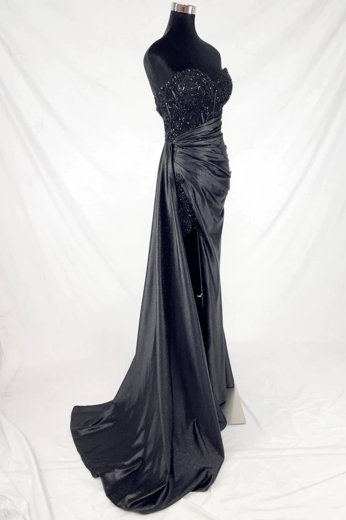 Floor length satin sweetheart dress with split skirt C843
