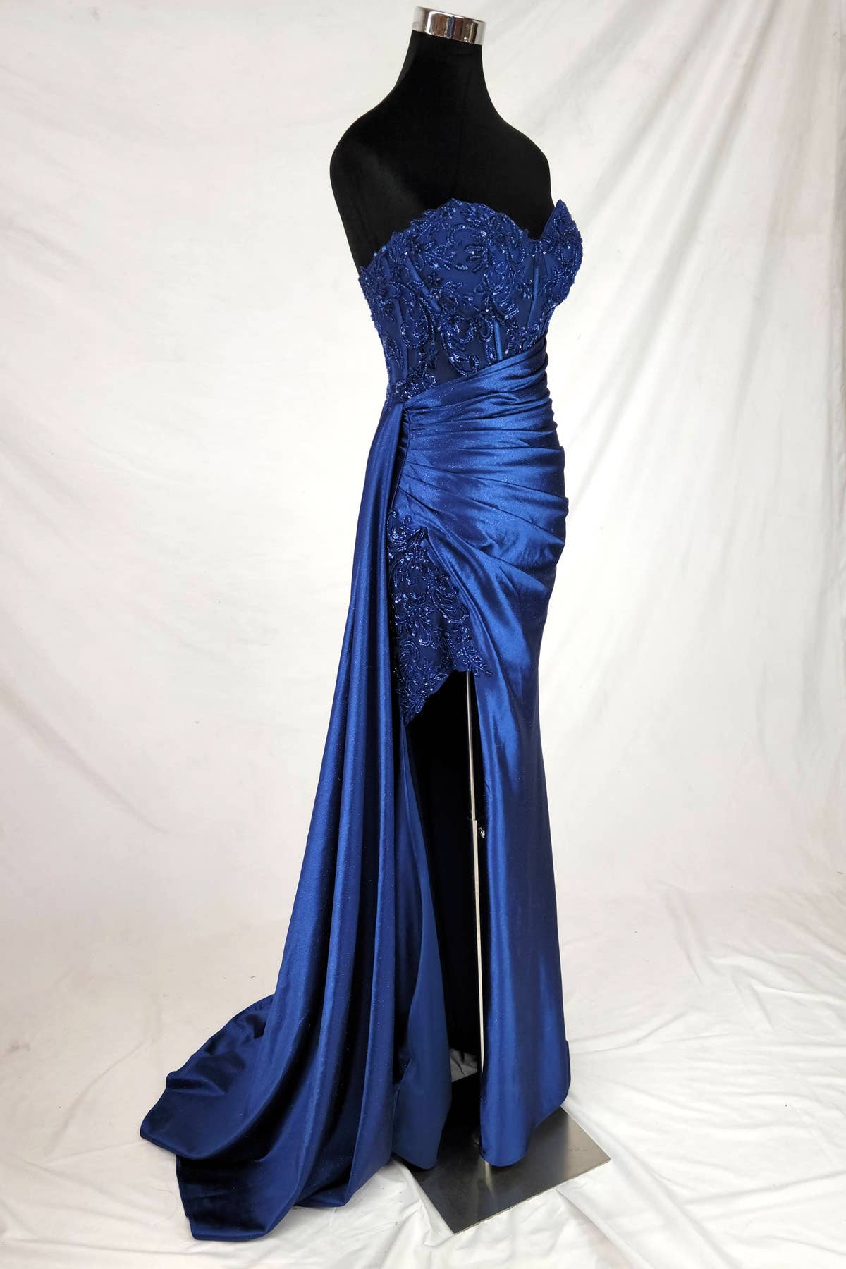 Floor length satin sweetheart dress with split skirt C843