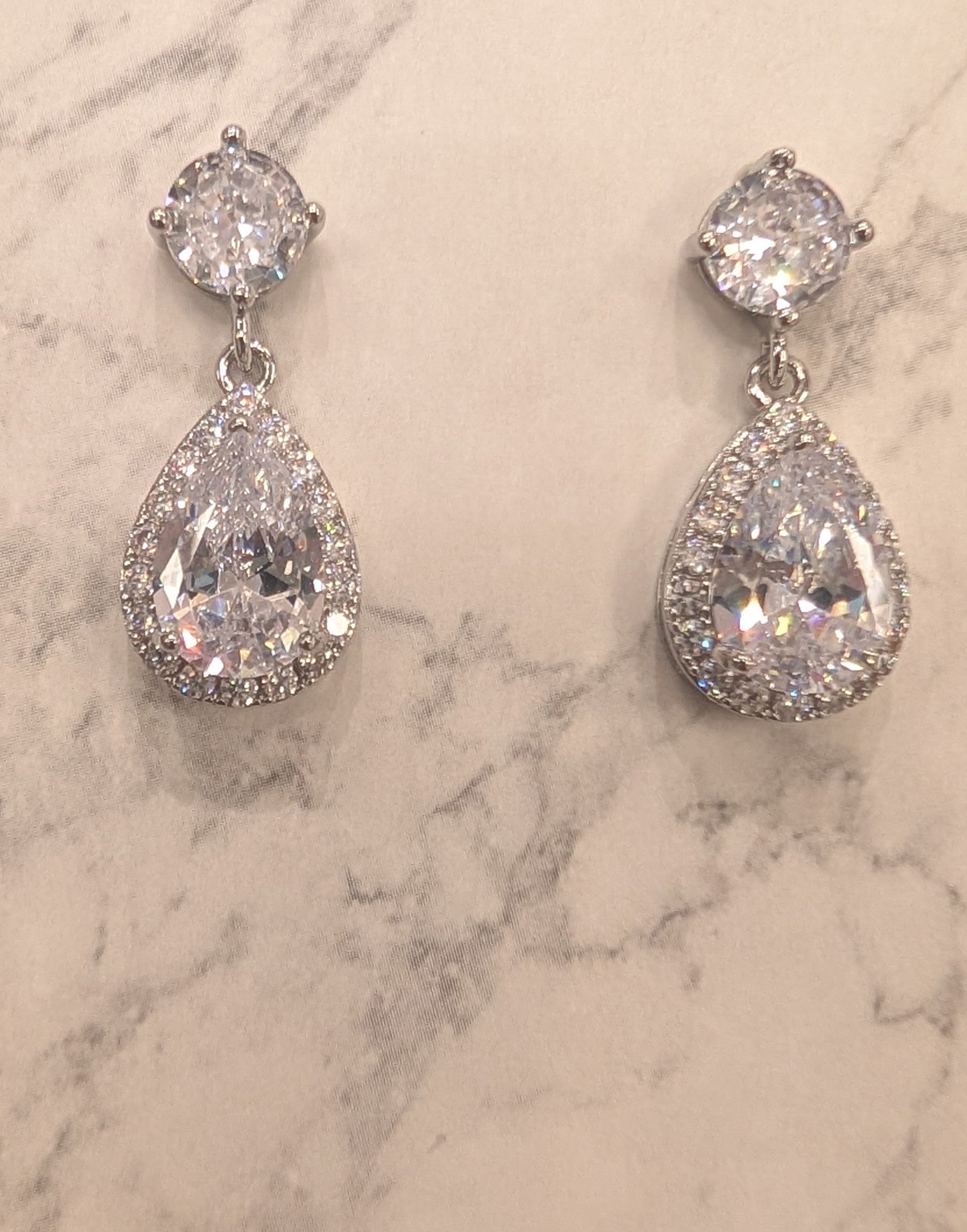 Clear Teardrop Earrings – Elegant Jewelry Accessory